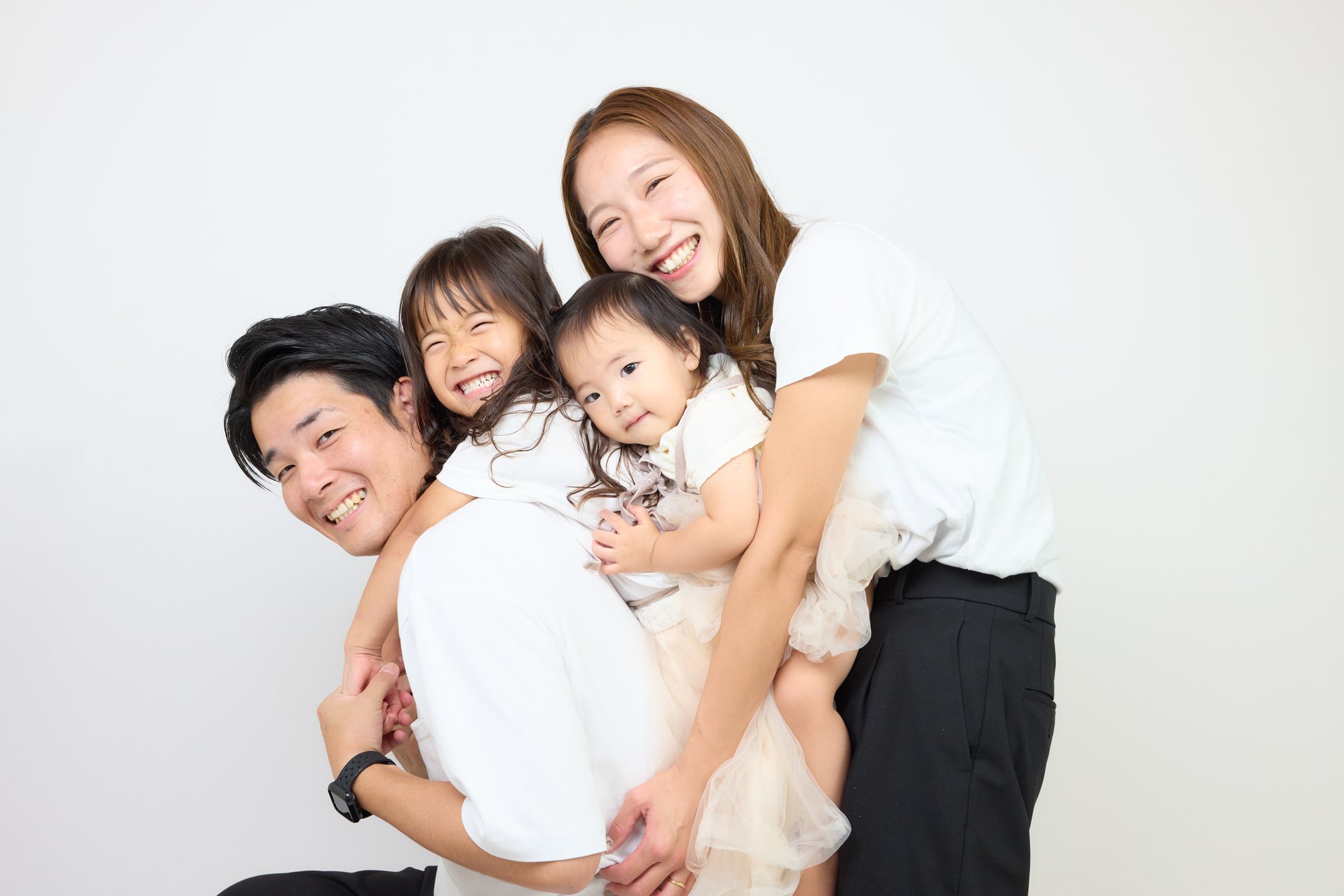 家族4人が重なって笑っている写真