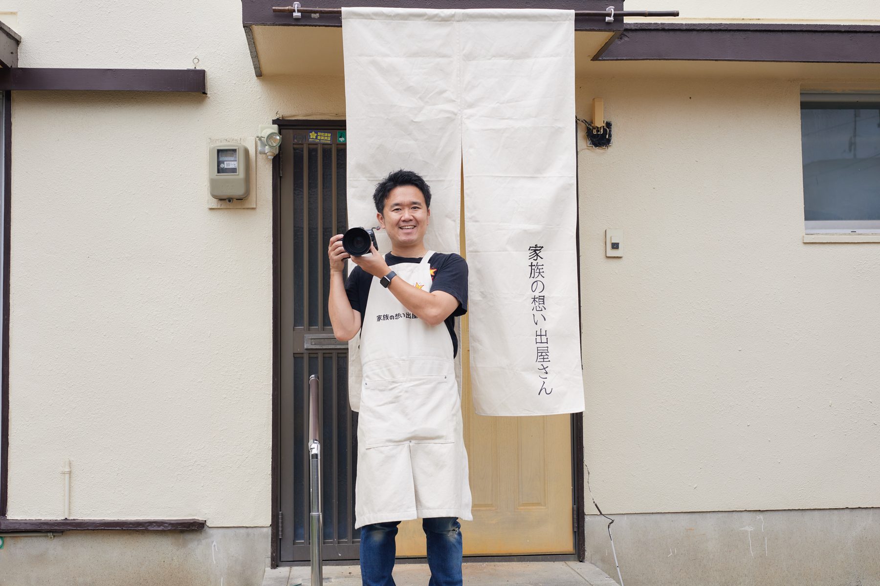 Studio RedStarの入口。暖簾に「家族の想い出屋さん」